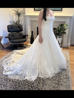 Elegant Strapless Chantilly Lace Wedding Gown in Ivory